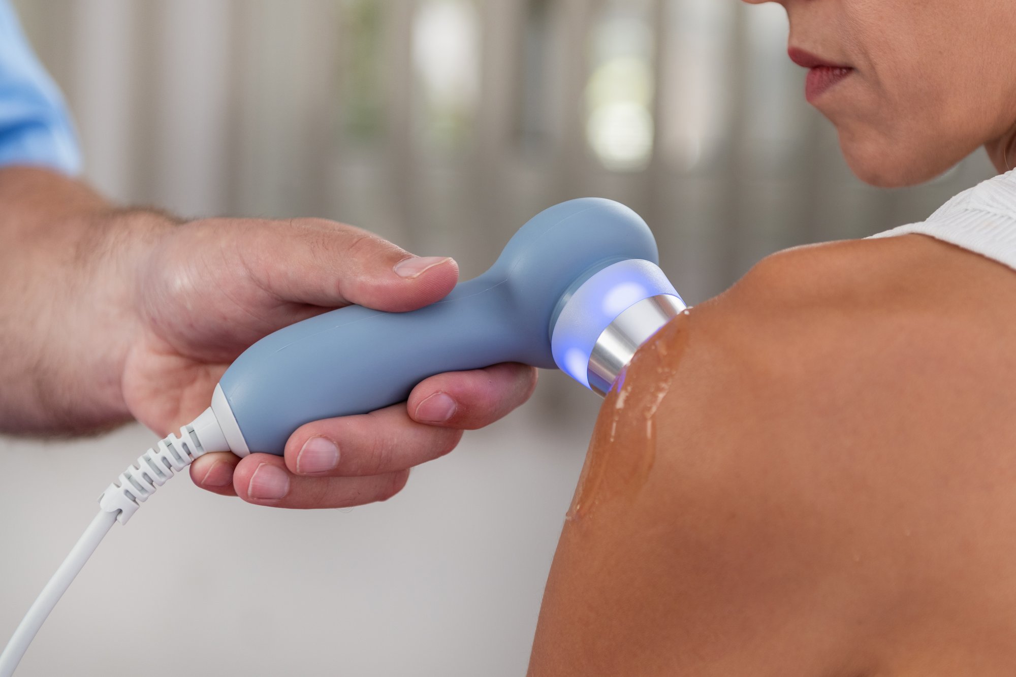 physical-therapist-uses-ultrasound-therapy-on-a-pa-2026-03-17-04-25-23-utc