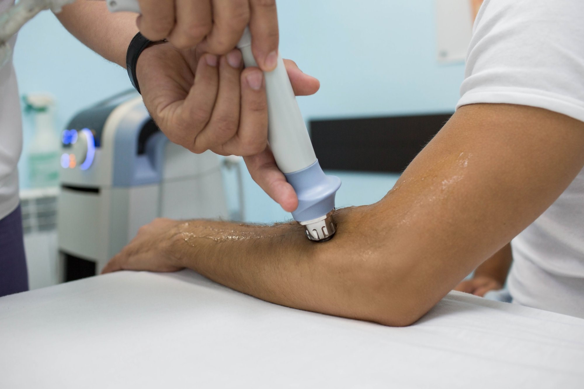 shock-wave-therapy-at-clinic-physiotherapist-trea-2026-03-25-05-10-11-utc