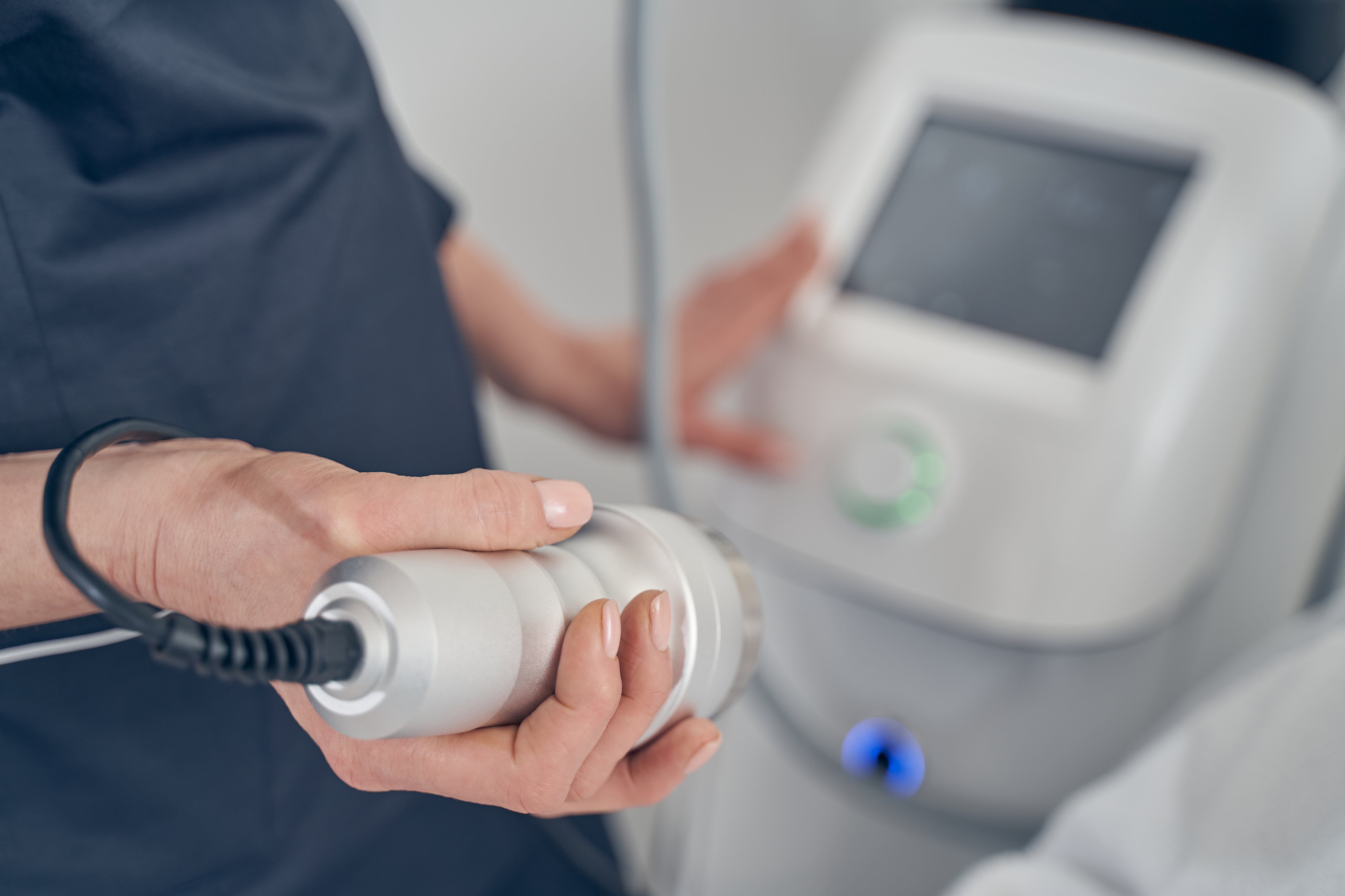 modern-tool-for-cavitation-in-hand-of-professional-2026-03-19-10-40-18-utc